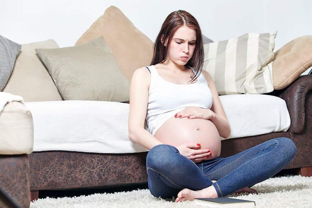 When does a pregnant woman feel baby movement